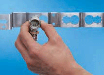 1. Пресс-угольник вставляется в монтажную планку.