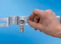 2. Фиксируется при помощи фиксирующей скобы Uponor.