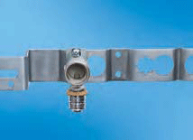 3. Пресс-угольник Uponor для смесителей надежно зафиксирован на монтажной планке: защита от поворота в процессе монтажа и эксплуатации.